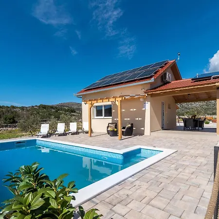 House Olive Land Gustirna