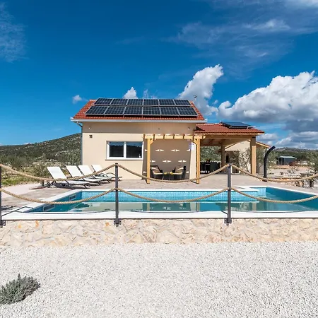House Olive Land Holiday home Gustirna