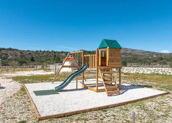 Semesterbostad House Olive Land Gustirna