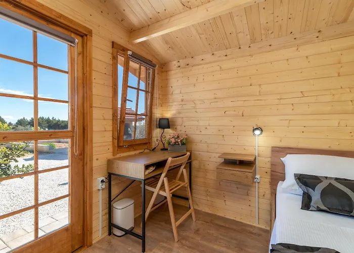 Semesterbostad House Olive Land Gustirna