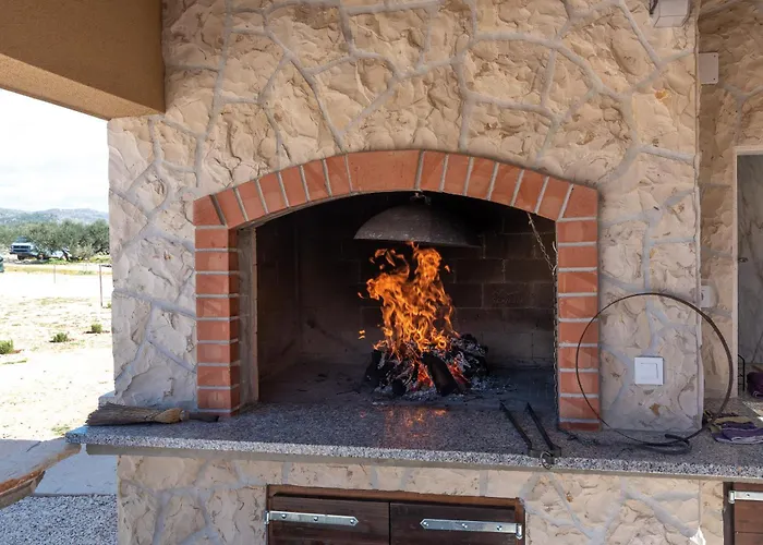 Semesterbostad House Olive Land Gustirna