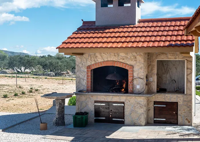 Semesterbostad House Olive Land Gustirna